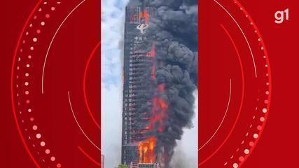 Prédio comercial pega fogo na China Prédio comercial pega fogo na China