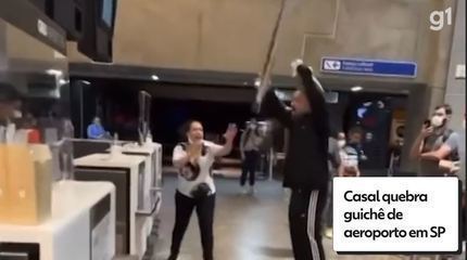 Casal quebra guichê de aeroporto em SP após atraso de voo Casal quebra guichê de aeroporto em SP após atraso de voo