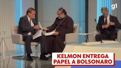 Imagens mostram Padre Kelmon (PTB) entregando papel a Bolsonaro (PL) no intervalo Imagens mostram Padre Kelmon (PTB) entregando papel a Bolsonaro (PL) no intervalo