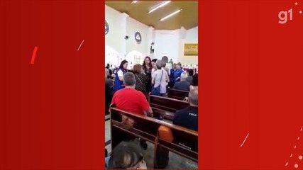 Mulher interrompe missa e discute com padre em Jacareí Mulher interrompe missa e discute com padre em Jacareí