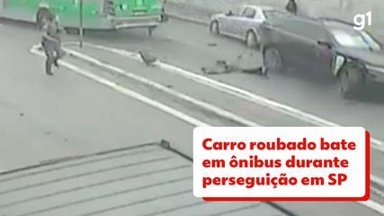 Carro roubado bate em ônibus durante perseguição em SP Carro roubado bate em ônibus durante perseguição em SP