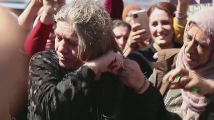 Mulheres ao redor do mundo cortam o cabelo em apoio aos protestos no Irã Mulheres ao redor do mundo cortam o cabelo em apoio aos protestos no Irã