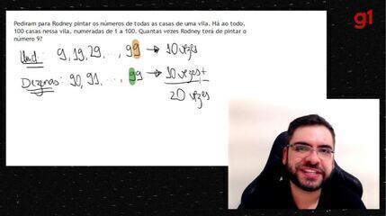 Professor explica problema matemático sobre repetição de números Professor explica problema matemático sobre repetição de números