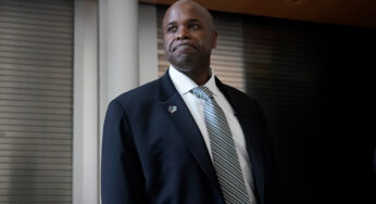 Mike Grier, o primeiro gerente geral negro da NHL, começou como diretor de bancada da faculdade