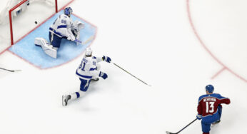 Nas finais da NHL, Avalanche passa de artilheiro para líder