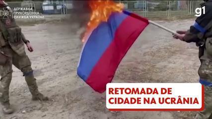 Soldados ucranianos queimam bandeiras russas durante reconquista de cidade