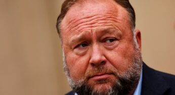 Alex Jones, radialista que propagou fake news sobre massacre em escola nos EUA, é condenado a pagar cerca de R$ 5 bilhões em 2º julgamento