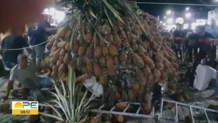 Escultura de abacaxi gigante cai sobre público em festa na Mata Sul de Pernambuco
