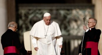 Em encontro com padres, papa diz que religiosos não são imunes a pornografia na internet