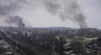 A Ucrânia acusa a Rússia de violar a lei internacional ao colocar crianças ucranianas em famílias russas.