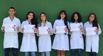 Alunos na BA chegam à final de competição global após criarem luva com bioplástico que decompõe em menos de um ano | Bahia