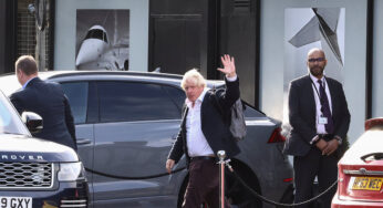 Boris Johnson está de volta à Grã-Bretanha e de volta à corrida para primeiro-ministro
