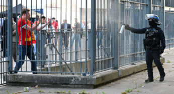 Embora as mortes sejam raras em jogos de futebol, o policiamento agressivo pode acender uma partida.