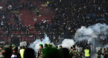 Fãs se concentram na polícia após mais de 100 mortos em jogo de futebol indonésio