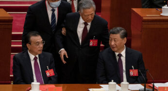 Hu Jintao foi escoltado para fora do Congresso da China, levantando questões