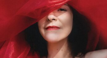 Jana Linhares ‘bate asas’ com Ney Matogrosso em álbum autoral produzido por Rodrigo Campello | Blog do Mauro Ferreira