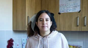 ‘Quando tenho só um trabalho considero meu dia livre’: mãe solteira inglesa tem 5 empregos para sobreviver | Mundo
