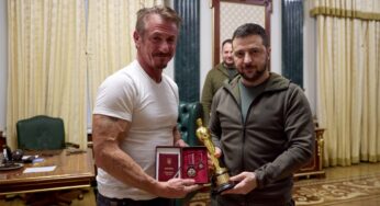 Sean Penn visita Zelenskiy na Ucrânia e empresta estatueta do Oscar a presidente