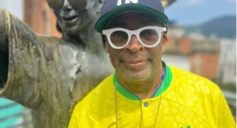 Spike Lee posa com estátua de Michael Jackson no Santa Marta