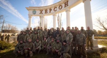 Presidente da Ucrânia visita cidade reconquistada de Kherson e comemora com cidadãos