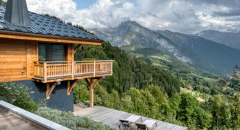 À venda nos Alpes franceses: chalé de esqui com uma cordilheira no quintal