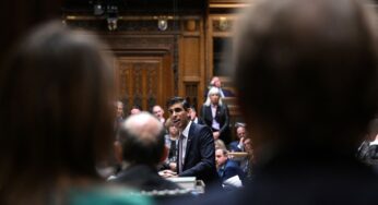 Estreia do primeiro-ministro britânico Rishi Sunak ofuscada pela renúncia de Williamson