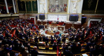 Legisladores apoiam projeto de lei para consagrar direitos ao aborto na Constituição da França