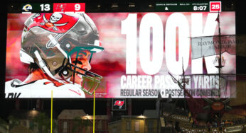 Tom Brady passou por 100.000 jardas. Tipo de.