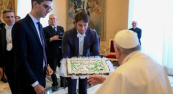 Papa Francisco faz 86 anos e comemora premiando atos de caridade