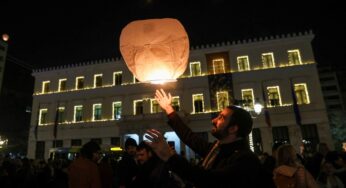 Lanternas iluminam céu na Grécia, durante festividades de Natal