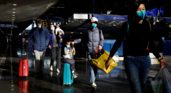 À medida que a China abandona as regras de viagem, aumenta a cautela com o surto de Covid