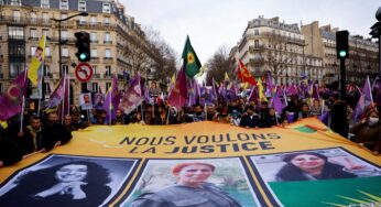 Milhares de pessoas se manifestam em Paris em homenagem a militantes curdas assassinadas em 2013