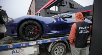 Andrew Tate, lutador e influencer ironizado por Greta Thunberg, é alvo de operação que apreende 15 carros de luxo; veja fotos