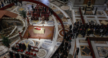 Antes do funeral do Papa Bento XVI, fiéis se reúnem no Vaticano