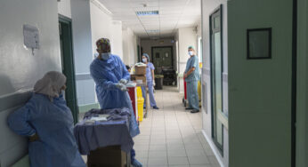 Em uma enfermaria de hospital, as feridas da democracia fracassada da Tunísia não cicatrizam
