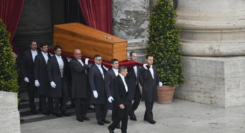 O funeral do Papa Bento XVI em imagens