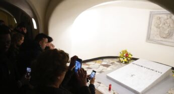 Túmulo de Bento XVI já pode ser visitado pelo público na Basílica de São Pedro, no Vaticano | Mundo
