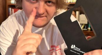 Lewis Capaldi tem crise de Tourette em show e plateia o ajuda a terminar música