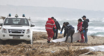 Dezenas de pessoas se afogam quando barco de migrantes quebra perto de praia italiana