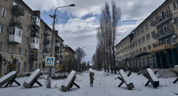 Enquanto a Rússia se aproxima de Bakhmut, a Ucrânia proíbe trabalhadores humanitários da cidade