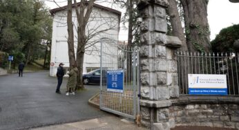 Estudante francês será acusado de assassinato premeditado em esfaqueamento de professor