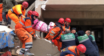 Vídeos mostram busca desesperada por sobreviventes perto do epicentro do terremoto na Turquia