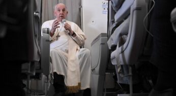 Voltando da África, Papa Francisco e líderes cristãos condenam leis anti-gays