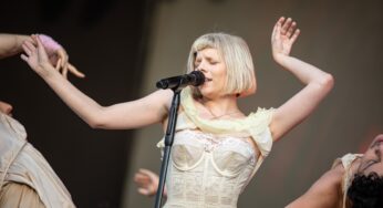 Aurora nega que baterista de sua banda seja supremacista branco após gestos e fotos dele