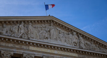 Como Macron está usando a Constituição francesa para sua reforma previdenciária