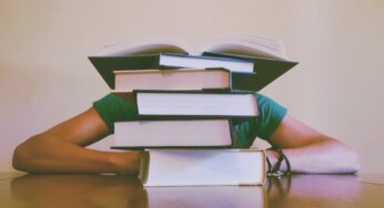 Mulher humilhada por estar na faculdade aos 40 não é caso isolado: entenda por que bullying acontece no ensino superior | Educação