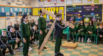 Décadas depois da paz, as escolas da Irlanda do Norte ainda estão profundamente divididas