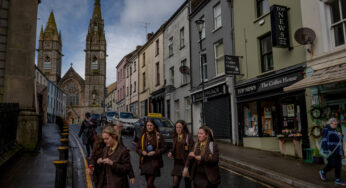 Na cidade da Irlanda do Norte, memórias dolorosas jazem sob uma paz frágil