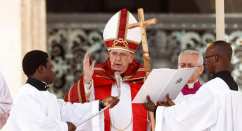 Papa Francisco, de volta do hospital, agradece a multidão no Domingo de Ramos
