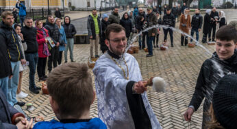 Sob a sombra da guerra, Kiev celebra a Páscoa ortodoxa
